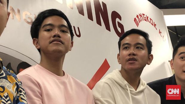 Gibran Rakabuming Raka dan Kaesang Pangarep saat geand opening Goola dan Mangkok Ku di Kota Kasablanka, Jakarta, Senin (21/10).