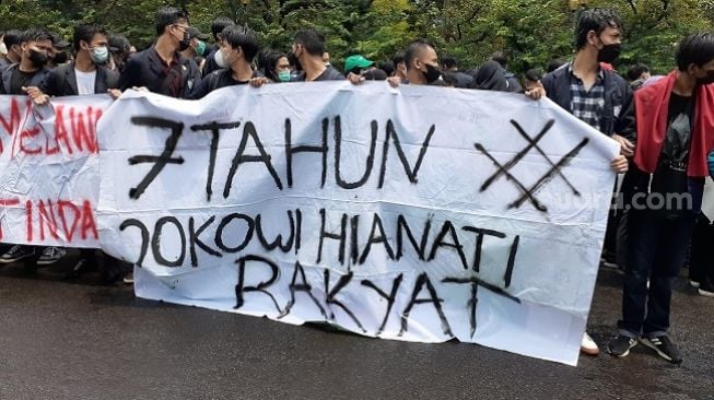 Demo BEM SI peringati 7 tahun pemerintahan Presiden Jokowi di kawasan Patung Kuda, Kamis (21/10/2021). (Suara.com/Yaumal Asri)