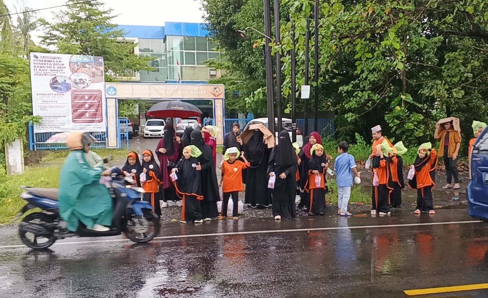 Meski Hujan, Murid Sdit Ash Shaff Takalar Tetap Bagikan Takjil Bagi Pemotor Lewat